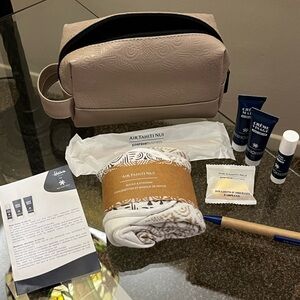 Air Tahiti Nui Business Class Amenity Kit Pouch (3) Blue And Beige